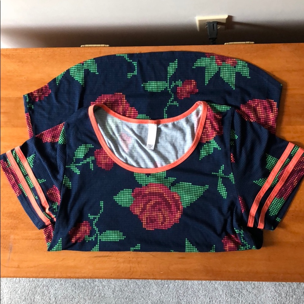 GUC Classic Lularoe top